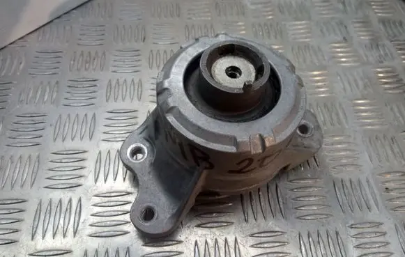 Mercedes-Benz C W205 Engine mount bracket A2052407800