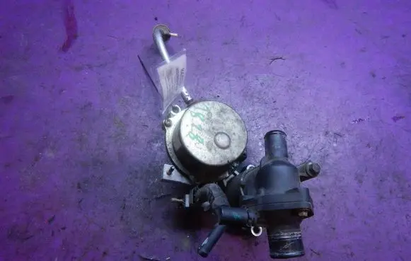 Ford Mondeo Mk III Vacuum pump 