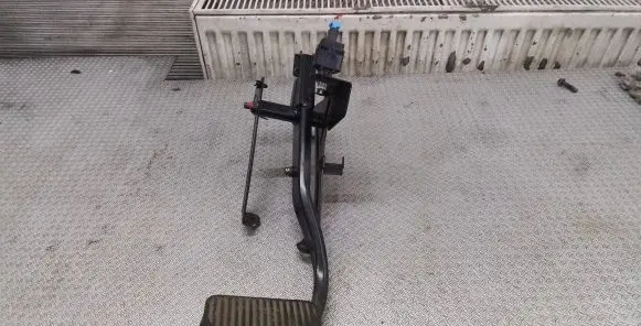 Volvo V70 Brake pedal