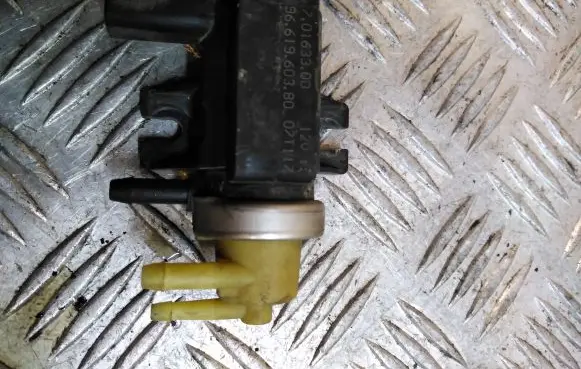 Citroen C4 I Picasso Turbo solenoid valve 9661960380 07T117