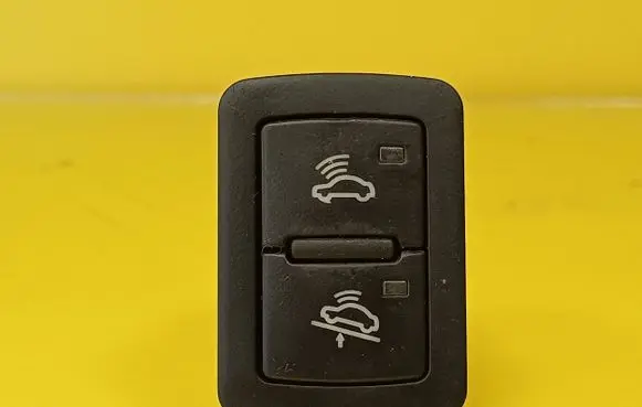 Audi A3 S3 8L Alarm switch 8P0962109