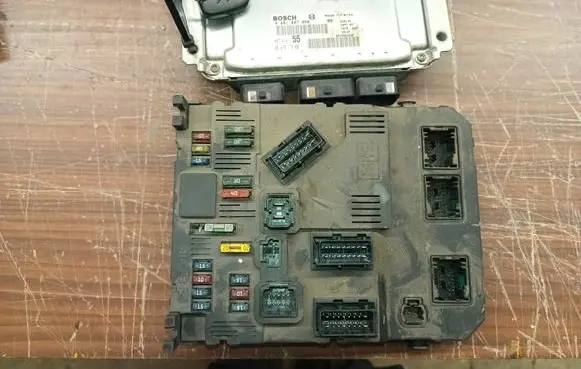 Citroen C3 Engine control unit/module 0261207858 9647817980