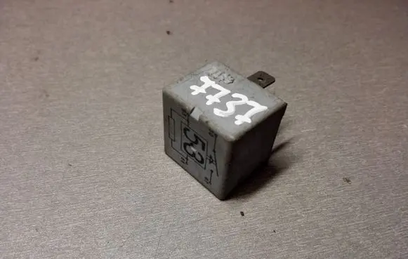 Volkswagen PASSAT B5 Other relay 141951253B 20240072