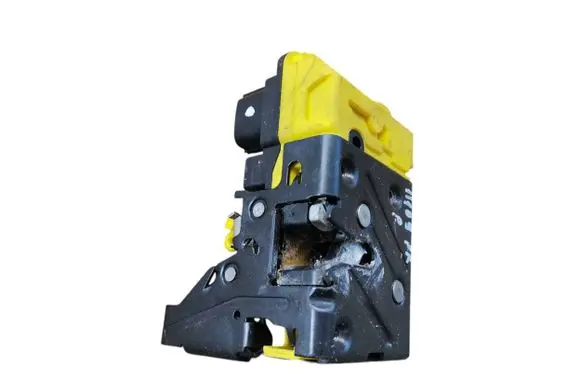 Volvo V70 Front door lock 8650547