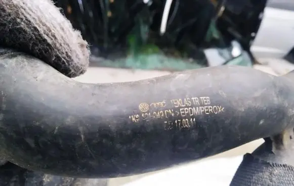 Volkswagen Golf V Engine coolant pipe/hose 1k0121049q