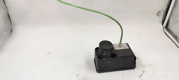 Volkswagen PASSAT B4 Central locking vacuum pump 1H0962257G