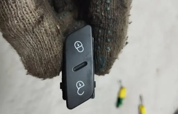 Volkswagen Golf V Central locking switch button 1K0962125B