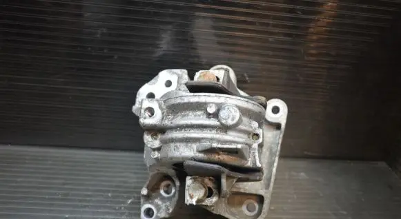 Citroen C5 Engine mount bracket