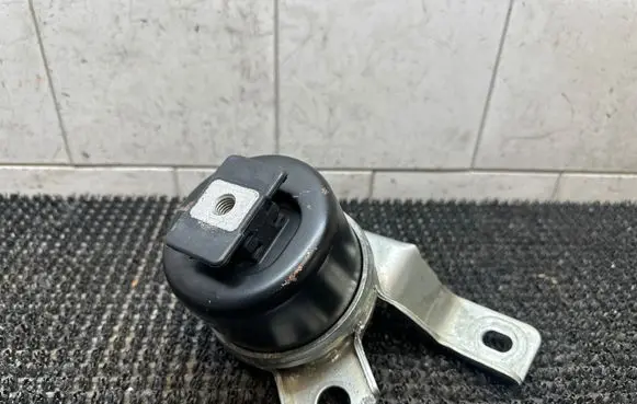 Engine mount bracket