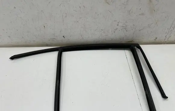 BMW 3 G20 G21 Rear door glass trim molding 7407403