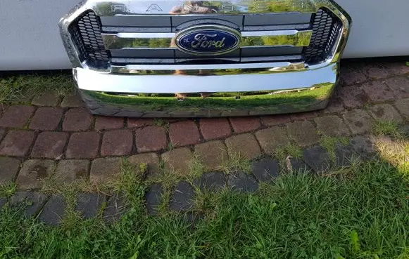 Ford Ranger Front bumper upper radiator grill EB3B8350A