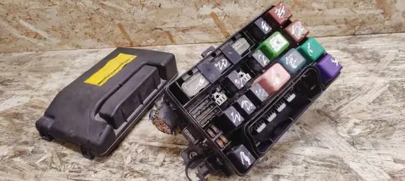 Lexus SC 430 Relay mounting block 8266224100