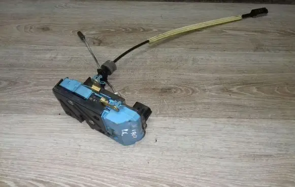Volvo V70 Front door lock 8650544