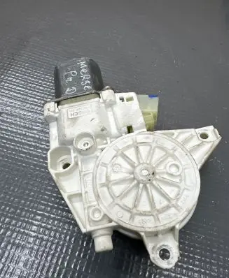 Mercedes-Benz E W212 Front door window regulator motor A2048200242 218100 04090