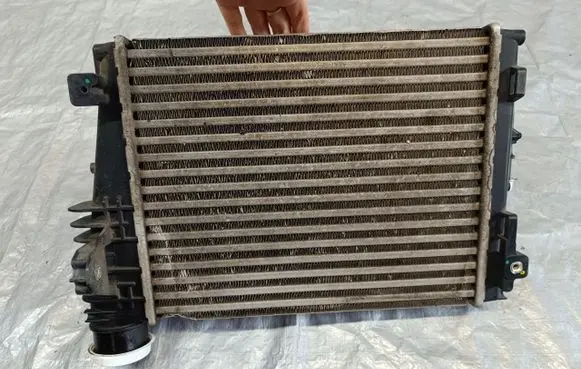 Opel Vivaro Intercooler radiator P9806562180