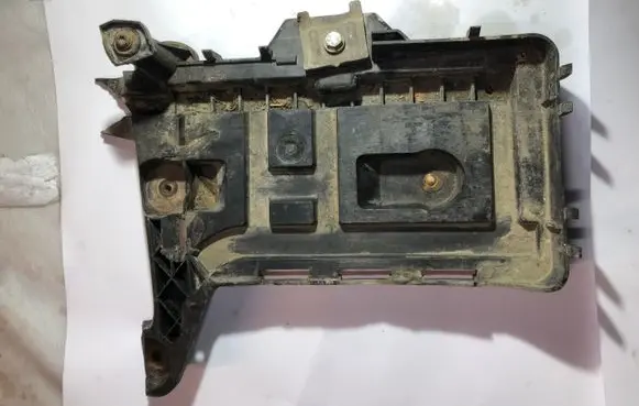 Volkswagen PASSAT B6 Battery tray 1K0915333