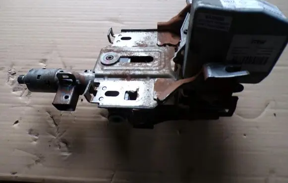 Renault Clio III Steering wheel axle 8200751237
