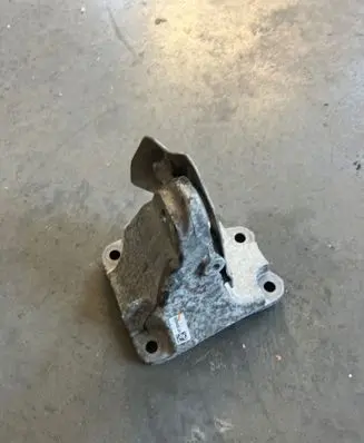 Engine mounting bracket