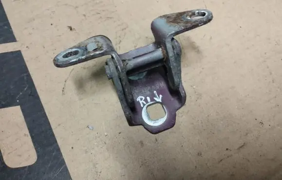 Chrysler Neon II Front door lower hinge 