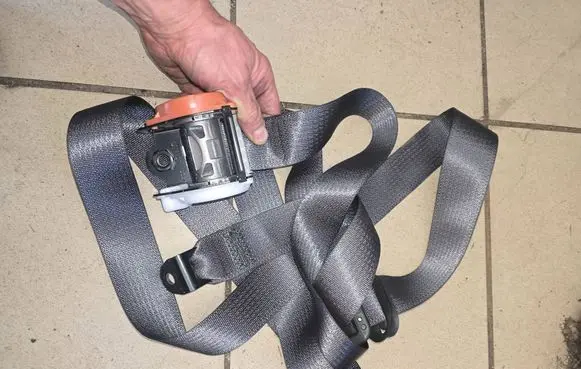 Opel Mokka Rear seatbelt 95403031 20160113 TKKAH0EC012