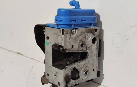 Audi A4 S4 B5 8D Rear door lock 8D0839016A