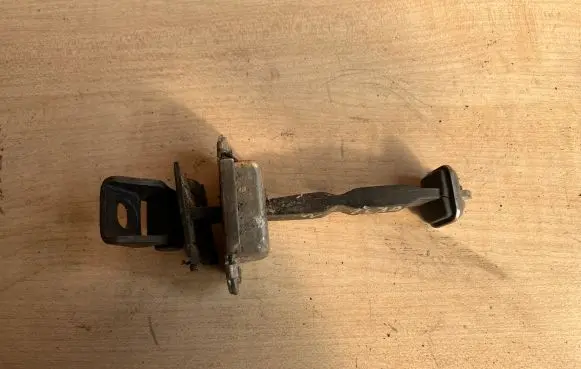 Skoda Octavia Mk2 (1Z) Rear door check strap stopper 1Z0839249D