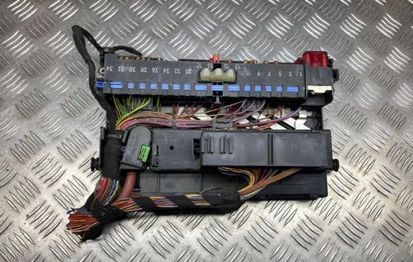 BMW 3 E46 Fuse module 8364542