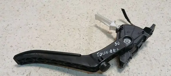 Accelerator throttle pedal