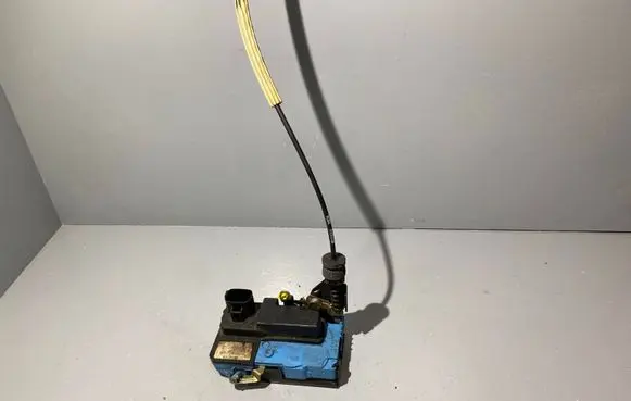 Volvo XC90 Front door lock 8650546