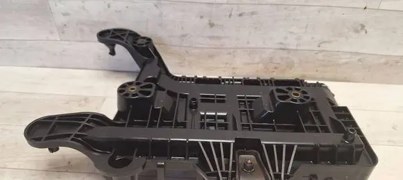 Volkswagen PASSAT B6 Battery tray 1K0915333