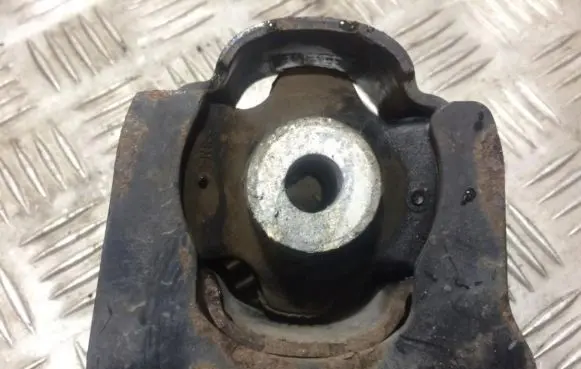 Toyota Auris 150 Engine mount bracket