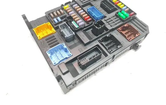 Peugeot 208 Fuse module 9832881080 1482145585 28709110