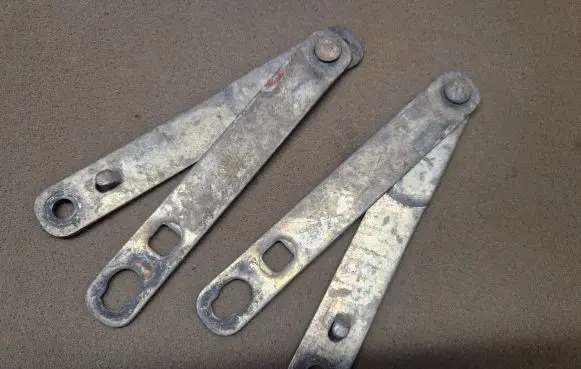 Mitsubishi L200 Tailgate hinge 