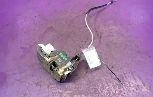 Peugeot 307 CC Front door lock 