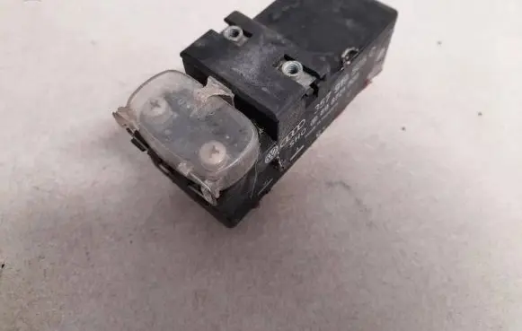 Volkswagen PASSAT B5 Coolant fan relay 357919506c