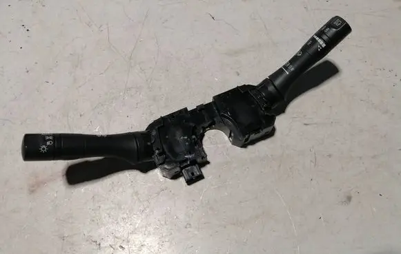 Nissan Pathfinder R52 Wiper turn signal indicator stalk/switch 17619FD