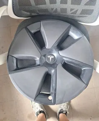 Tesla Model 3 R17 wheel hub/cap/trim 104427100A