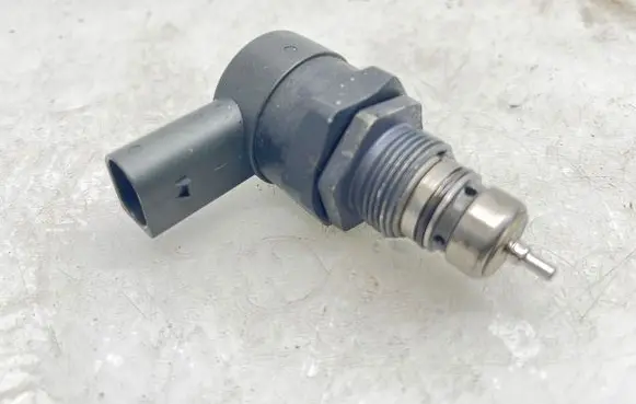 Mercedes-Benz E W211 Fuel pressure regulator A6110780449