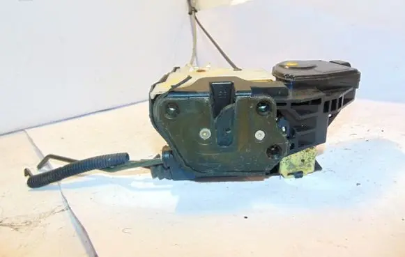 KIA Sportage Front door lock 813101F010