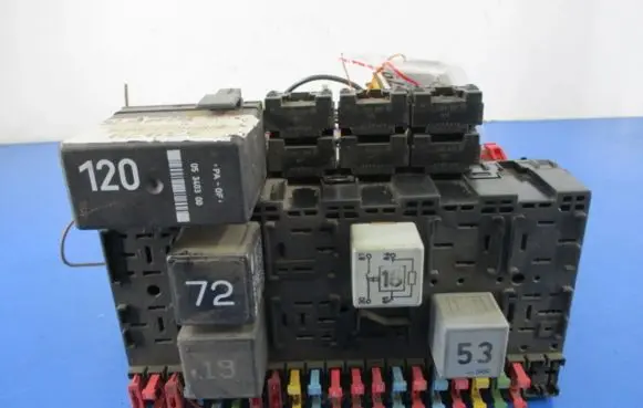 Volkswagen Golf III Fuse box set 357937039