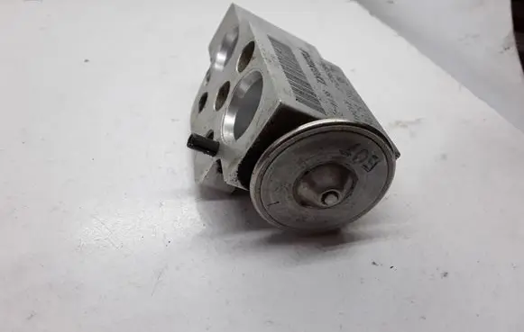 Volkswagen Touran I Air conditioning (A/C) expansion valve 1K0820679 F666902ZF