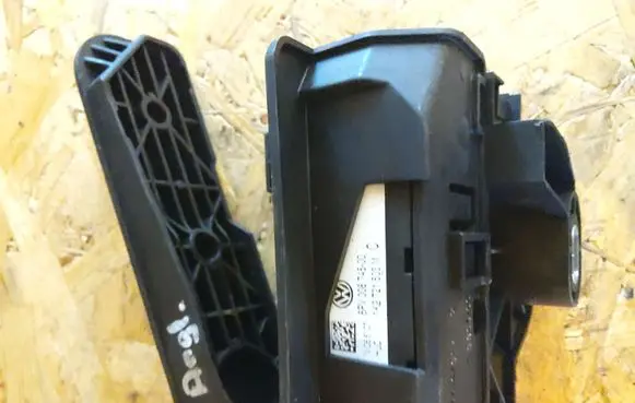 Volkswagen Jetta V Accelerator throttle pedal 1K2721503M 6PV00874500