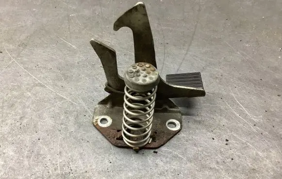 Engine bonnet (hood) release handle