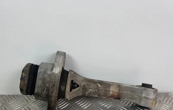 KIA Sorento Engine mount bracket
