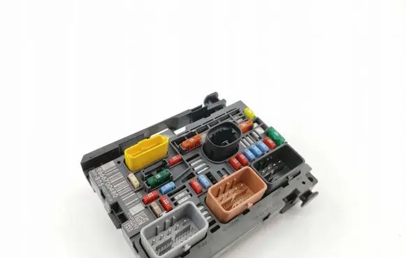 Peugeot 308 SW Fuse module 9666700480