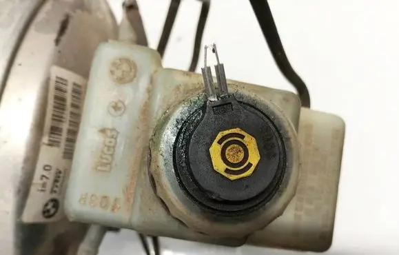 BMW 7 E65 E66 Brake fluid reservoir 320671502