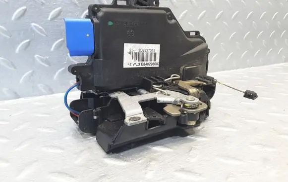 Volkswagen Phaeton Front door lock 3D2837015