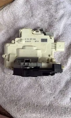 Volkswagen PASSAT B7 Front door lock 3C1837016A