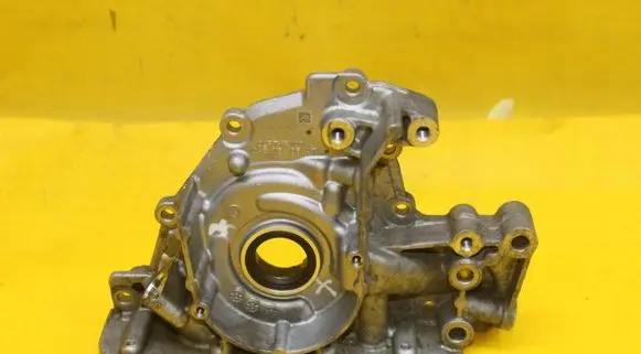 Volkswagen Golf VII Oil pump 