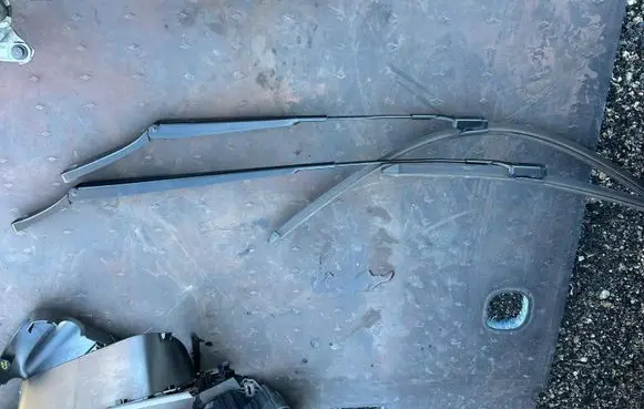Volkswagen Caddy Front wiper blade arm